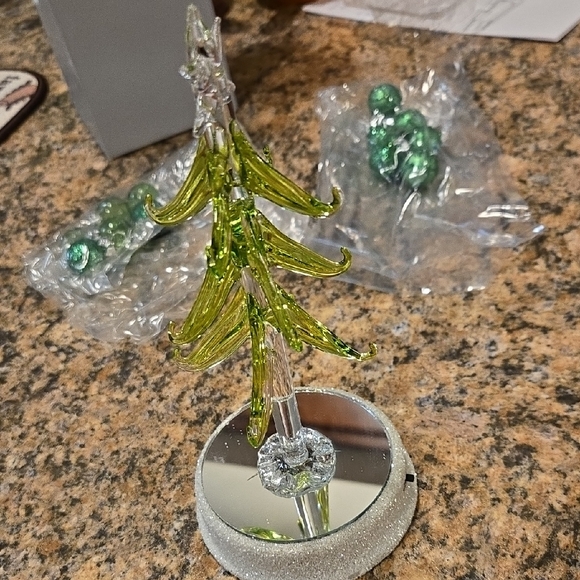 Elegant Green Glass Holiday Tree Decoration - Picture 2 of 6